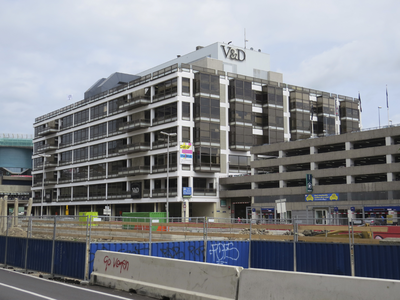 906394 Gezicht op het pand van warenhuis Vroom & Dreesmann (V&D, Rijnkade 5) te Utrecht, vanaf de Catharijnesingel.